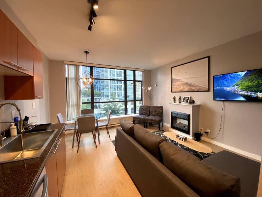 Entire Condo In Heart Of Downtown 溫哥華 外观 照片